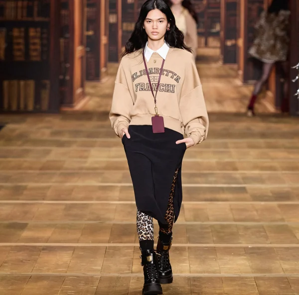 Elisabetta Franchi Maglieria E Felpe^Felpa cropped in cotone con logo college Camel