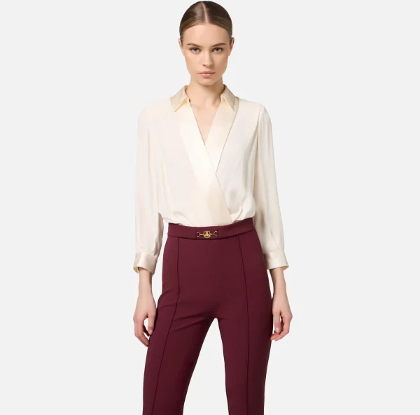 Elisabetta Franchi Tute^Tuta in viscosa con camicia incrociata e pantalone svasato con morsetto Burro/RougeNoir